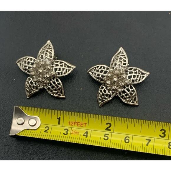 Vintage Beautiful Silver Tone Flower Clip On Earrings - Picture 5 of 5